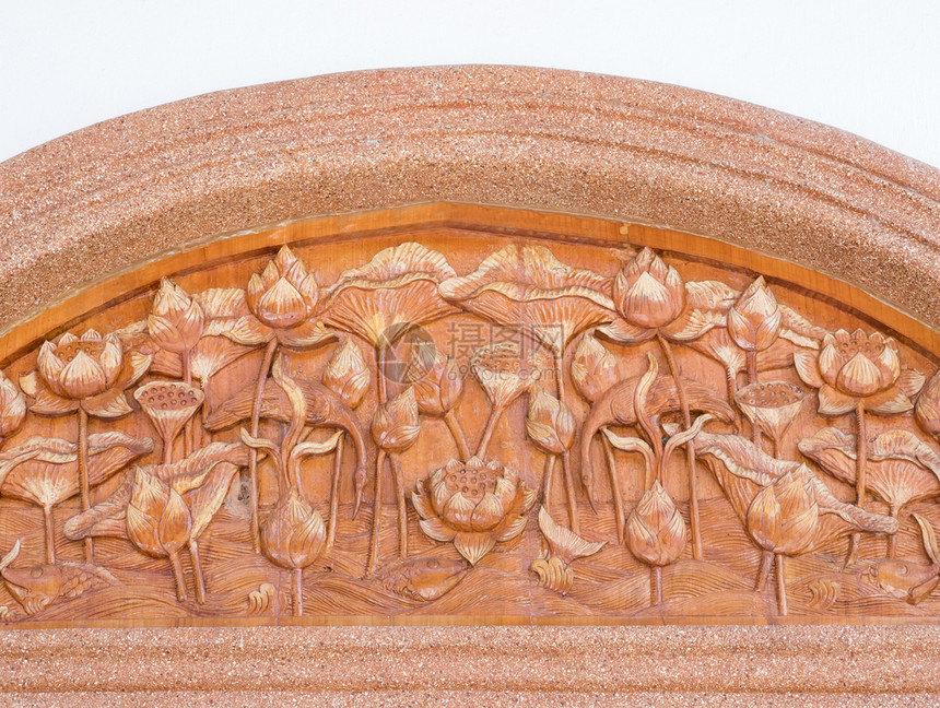柚木华丽的寺庙位于教堂门上墙壁的茶板Lotus雕刻物图片