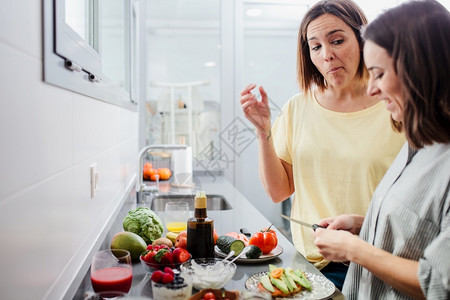 烹饪手妇女在厨房准备健康食品在厨房有乐趣概念饮食营养的妇女朋友们图片