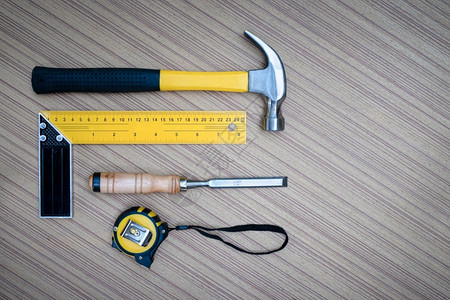 木头锤子一套工具用来木板DiYon的手工具复制背景图片