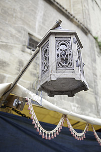 中世纪木灯旧装饰光亮经典古老灯笼复的站立图片