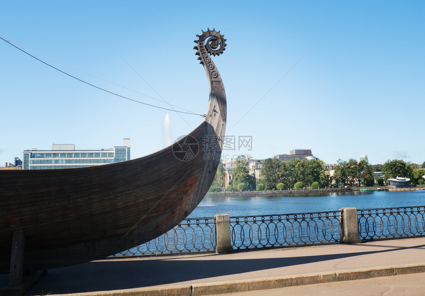 古代维京舰在蓝天空上的碎片旧木制维京舰的碎片人历史的文化图片