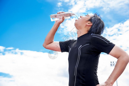 口渴喝体育运动员在休息或时间放松和体育概念时饮用纯净水健身房图片