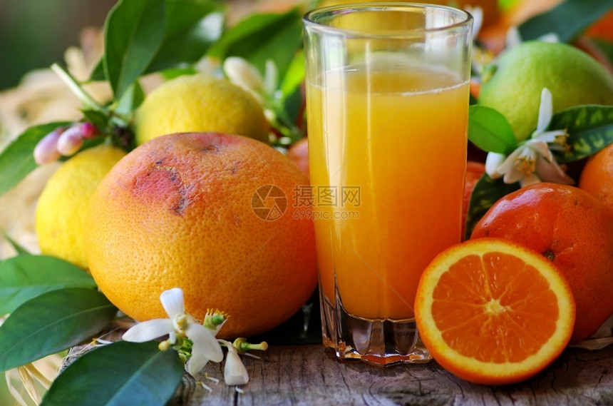桌子果汁一杯天然橙市场图片