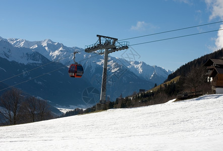 冬季雪山上的缆车图片