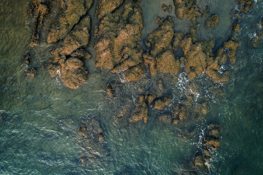 洛基高的海浪和黑山奇妙的落基海岸空中景象库存图片