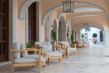 内部的家具接待旅馆门口有沙发和大理石地板图片