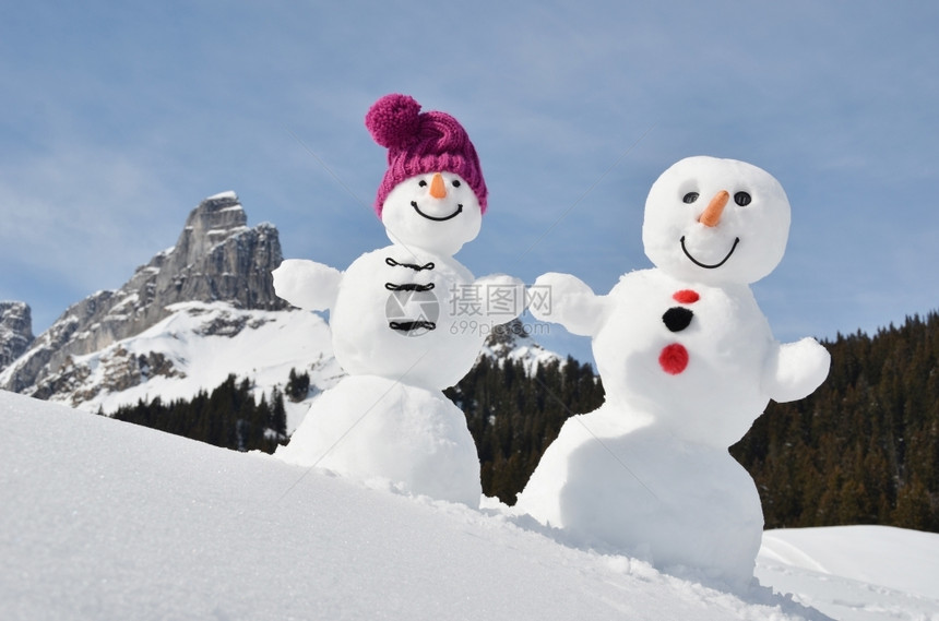 冬天有趣的雪人对抗瑞士阿尔卑斯山户外爱图片