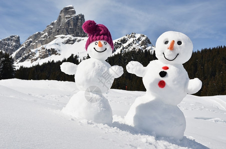 瑞士人柴金浪漫的有趣雪人对抗瑞士阿尔卑斯山图片