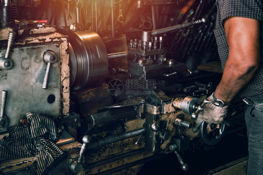 技术员过程在工厂里做钢铁的人商业图片