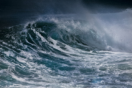 海洋波浪力量滚动强大的图片