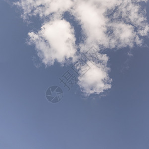飞白云在天空中飘动漂浮圆形的图片