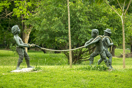 古斯塔夫维格兰挪威艺术纪念碑儿童在公园里玩的雕像背景