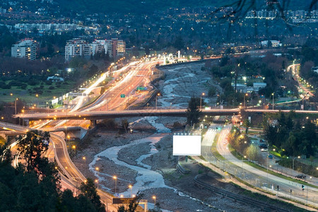 智利圣地亚哥富有区维塔库拉的马波乔河和北科斯塔纳拉公路黄昏模糊美国人图片