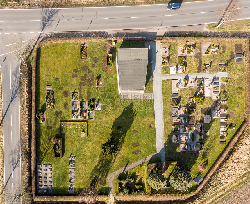 地标在空中照片上边缘有一条沥青乡村公路的一个庄小的空中照片该村用无人驾驶飞机制成的欧洲图片