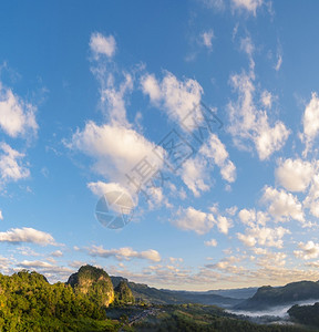 春天抽象的大气层阳光明亮的天空线与美丽云彩全景山蓝色天空云在白模式上闪光空间复制晴天Cumulus云风气天晴朗夏日时空背景