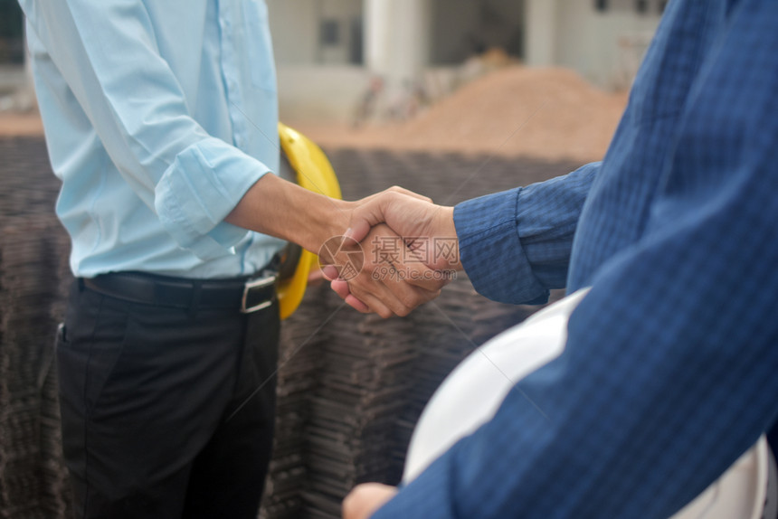 问候工匠在作场所握手建设筑房地产项目成功商业人与手握协议投资业务企人与手握专的建设者图片