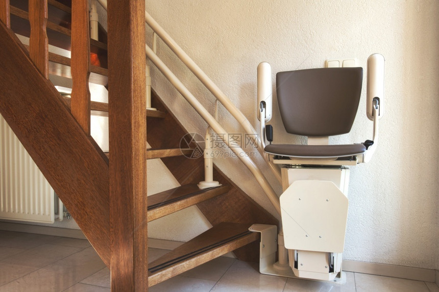 现代的栏杆老年人或残疾楼梯上的自动升降机上下楼梯老年人或残疾楼梯上的自动升降机一种图片
