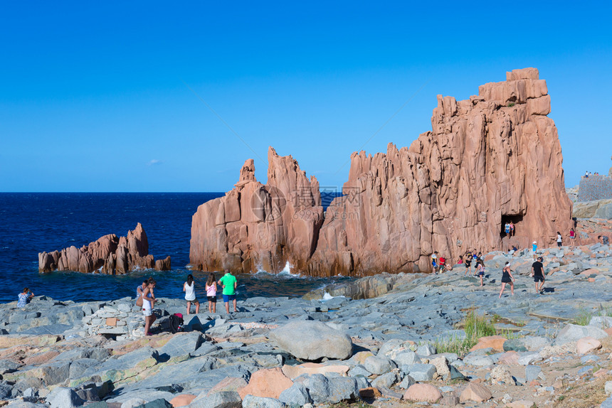 阿尔巴塔克斯自然地中海意大利阿尔巴塔斯海边典型红岩和克里夫斯以及意大利阿尔巴塔斯海附近旅游者萨丁亚海岸线典型红岩和克利夫斯图片