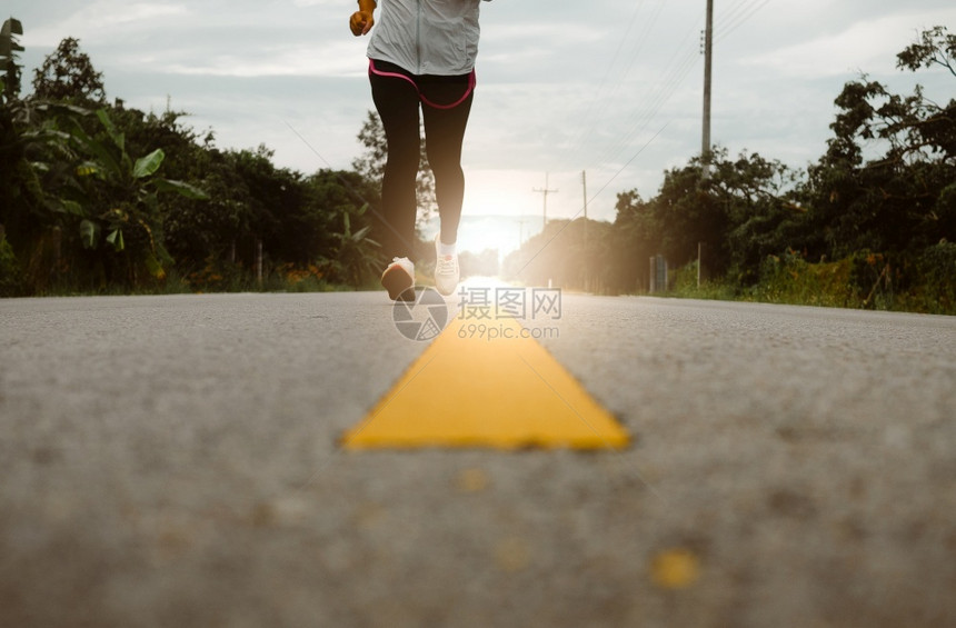 踪迹跑步者美丽的参加马拉松和健康生活方式概念Athlete在户外运动的员近腿的晨间培训在路上跑的女者图片