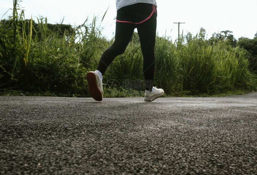 参加马拉松和健康生活方式概念Athlete在户外运动的员近腿的晨间培训在路上跑的女者积极亚洲人踪迹图片