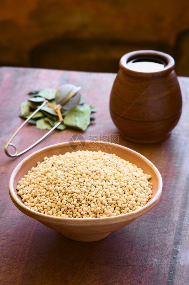 在碗里煮白quinoalatchenopodiumquinoa麦片中加古柯叶和后背茶与天然光相照选择焦点聚三分之一的quinoa图片
