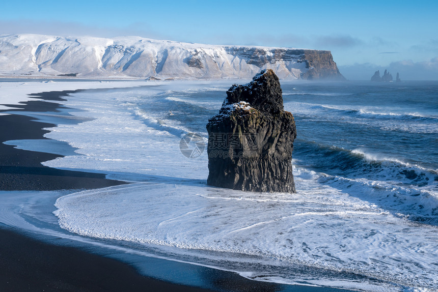 目的地生态系统冰岛Dyrholaey角海岸景观的全图象在冬季与积雪覆盖海岸线的冰岛非城市图片