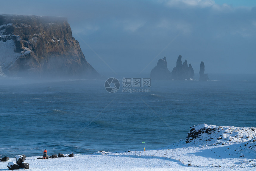 灰蒙风景优美冰岛Dyrholaey角海岸景观的全图象在冬季与积雪覆盖海岸线的冰岛路德维希图片