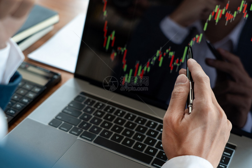 美元商业或经纪在办公室内查看电脑膝上型分析股市投资票交易量图分析蜡烛线笔记本电脑数据图片