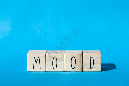 带有蓝色背景心情一词的木块情感概念服务幸福图释图片