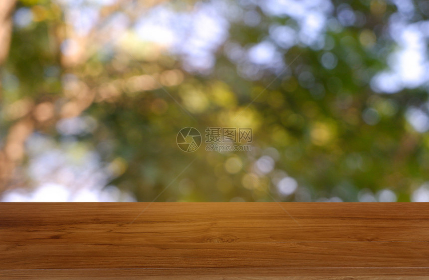 在花园和自然光背景的抽象模糊绿色面前的空木制桌用于蒙太奇产品显示或设计关键视觉布局图像咖啡或者散景图片