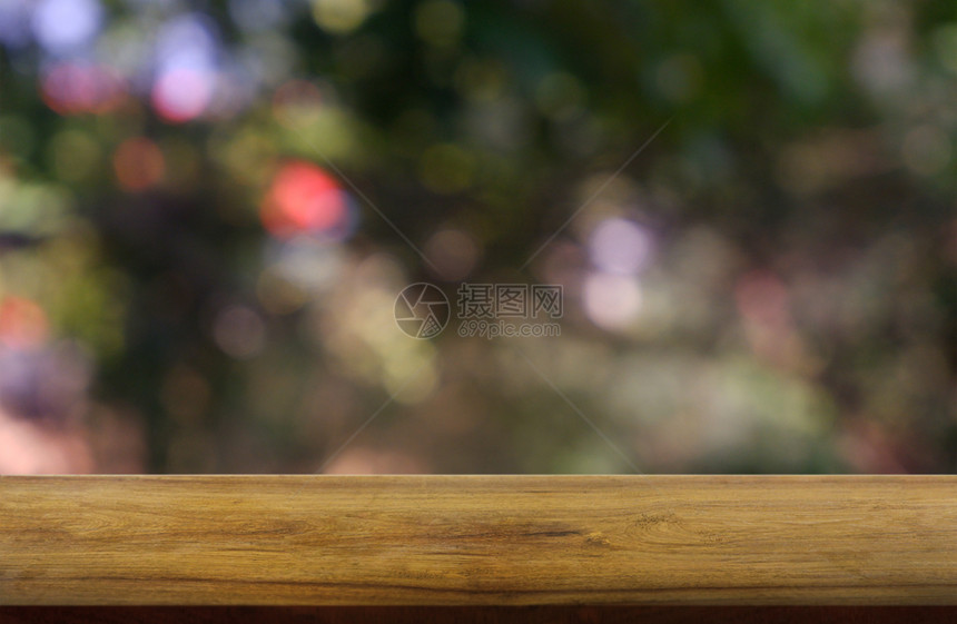 天在花园和自然光背景的抽象模糊绿色面前的空木制桌用于蒙太奇产品显示或设计关键视觉布局图像木头户外图片