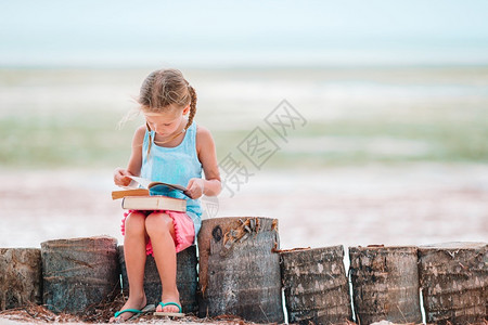 热带白沙滩上的小女孩图片