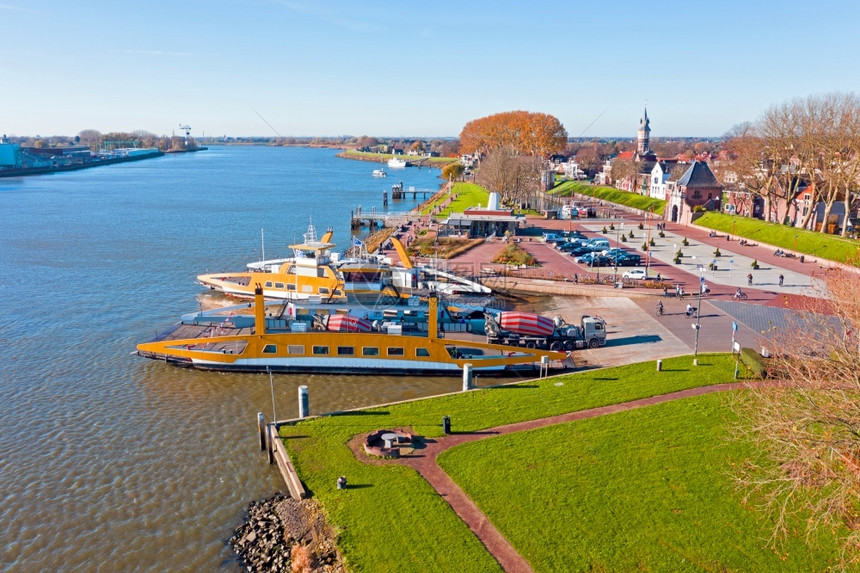荷兰Shoonhoven附近莱克河上的渡轮空中飞行天线交通历史的图片