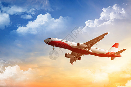 喷射旅游商业飞机在日落阴云天空中高飞商业机行引擎图片