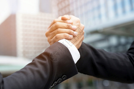 商业务和办公室概念商人握手男公司的图片