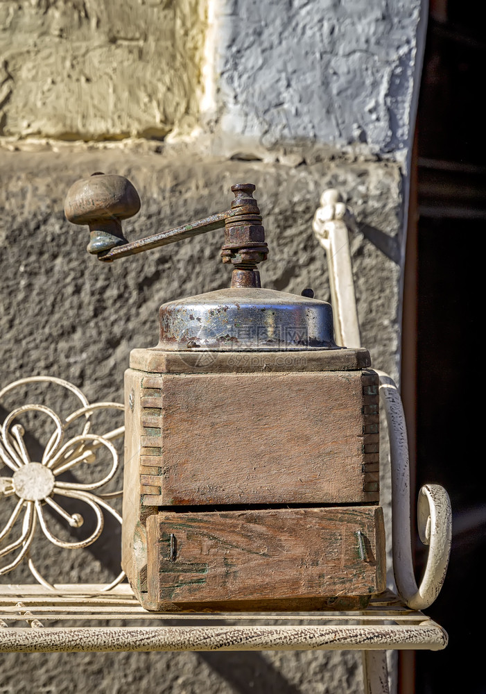 浓咖啡金属木制旧手工咖啡研磨机装饰用老生锈风格的咖啡磨坊早晨图片