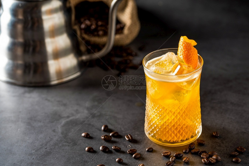 浓咖啡桌子深岩底浅露地的橙子和咖啡鸡尾酒棕色的图片