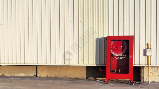 红色的工厂外门安装消防烟花内阁火栓管道图片