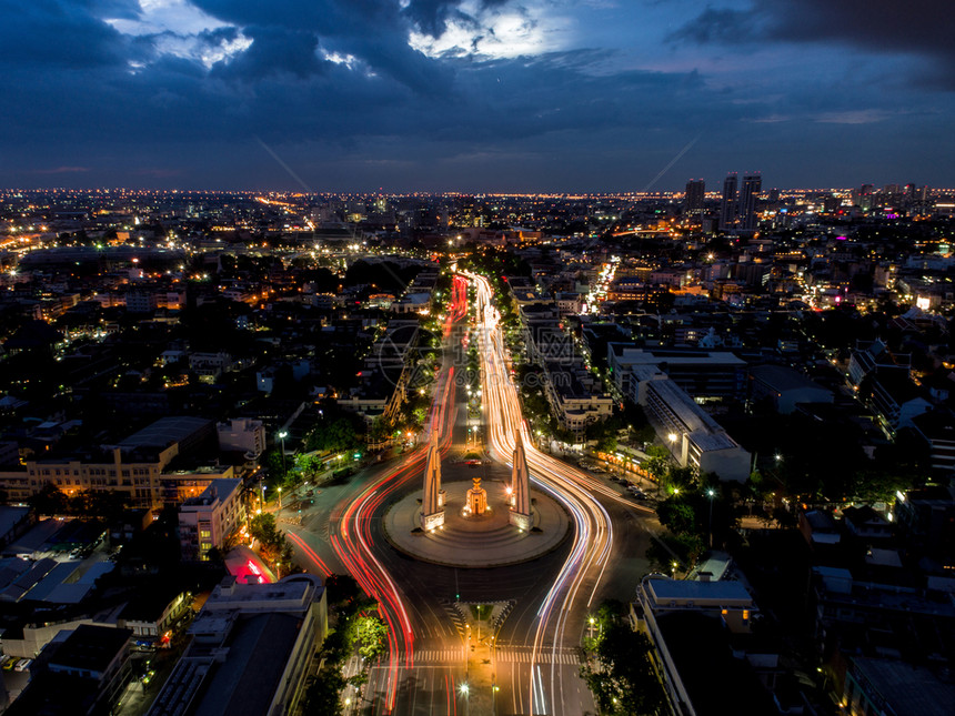 曼谷中心市夜民主纪念碑的空中观视外部惊人天线图片