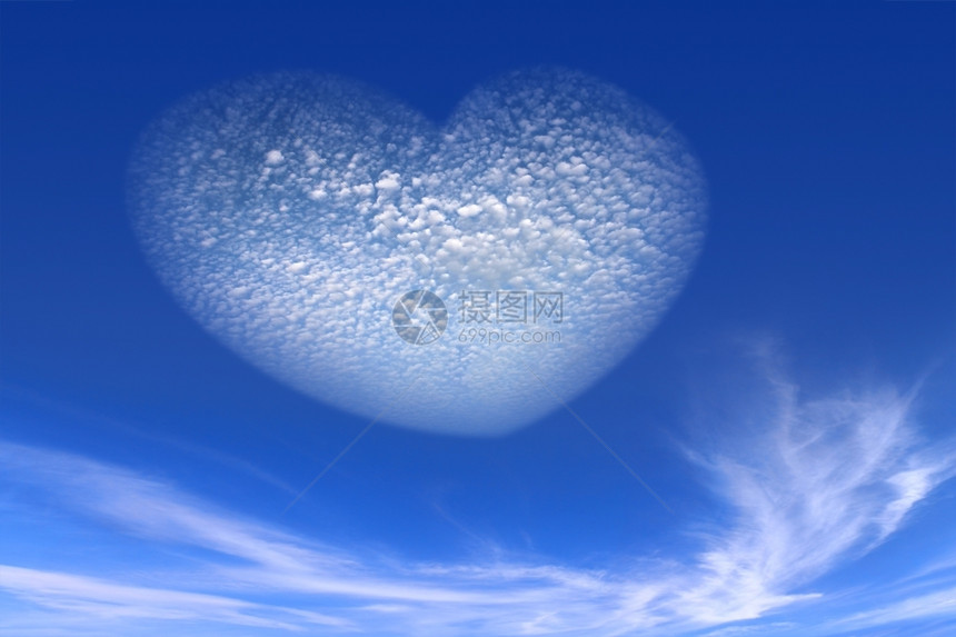 气候晴天蓝色空XA中一颗以心形状的大白云阳光图片