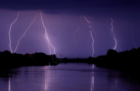 波特雷特夏夜照亮光时河上暴风雨的夏季桑德波特引人注目释放自然背景
