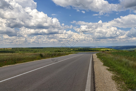 乡村的天空风景优美道路和田野风景的光辉云彩自然背景图片
