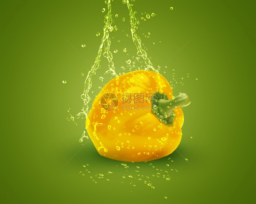 清除果汁绿色背景上喷水的新鲜黄色铃辣椒气泡图片