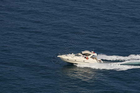 在地中海快速航行的艇和它留下的尾小踪迹燃料血管旅游图片