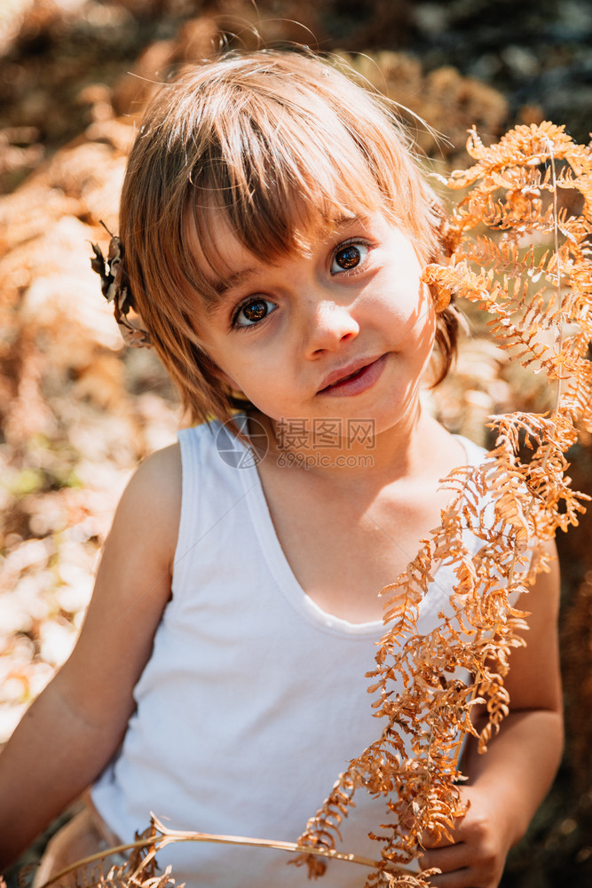 笑脸肖像小caucasian幼女在森林里蹲小动物观察植中想像力纯真乐趣图片