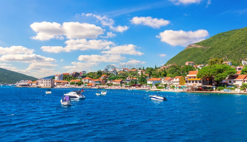 黑山科托尔地区亚得里海和游艇沿岸滩湾蒂瓦特图片