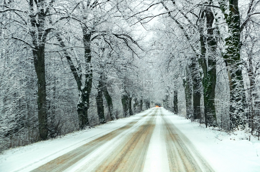 积雪覆盖的汽车轨道高速公路上的积雪高速公路上的积雪覆盖的汽车轨道美丽沥青晴天图片