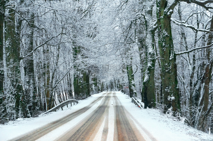 自由追踪公园积雪覆盖的汽车轨道高速公路上的积雪高速公路上的积雪覆盖的汽车轨道图片