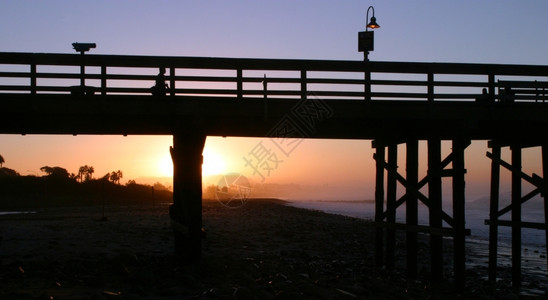 日出时在海滩的文图拉码头浪漫的夏天早晨图片