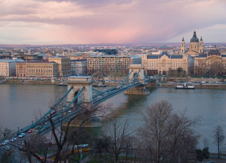 害虫匈牙利罗马人布达佩斯冬季Szechenyyi连桥穿越旅行图片